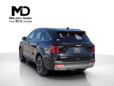 Used 2024 Kia Sorento S image 4