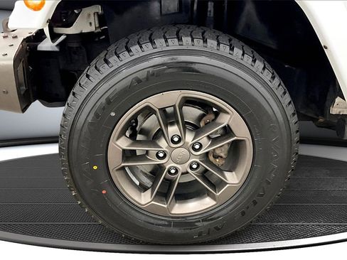 Used 2017 Jeep Wrangler Unlimited Sahara image 32