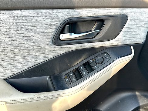 Used 2023 Nissan Rogue SV FWD image 9