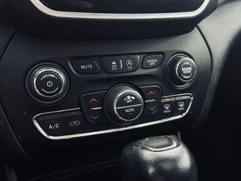 Certified 2022 Jeep Cherokee Limited image 35