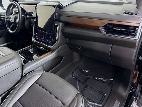 Used 2025 GMC Yukon XL Denali RWD image 30