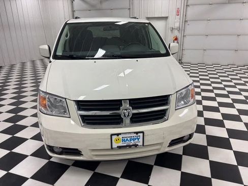 Used 2010 Dodge Grand Caravan SXT FWD image 2