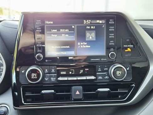 Used 2022 Toyota Highlander XLE image 22