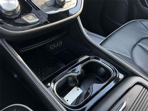 Certified 2025 Chrysler Pacifica Limited image 20