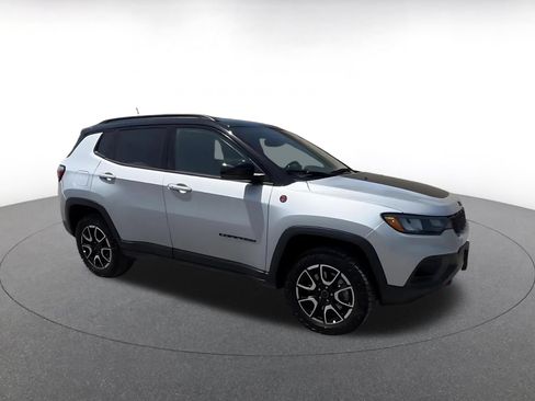 Used 2025 Jeep Compass Trailhawk AWD/4WD image 2