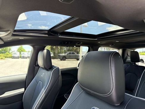 New 2027 Chrysler Pacifica Limited FWD image 29