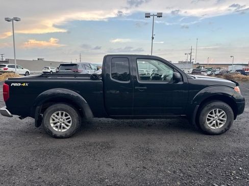 Used 2017 Nissan Frontier SV w/ SV Value Truck Package AWD/4WD image 4