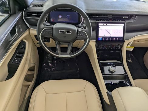 New 2025 Jeep Grand Cherokee Limited image 13