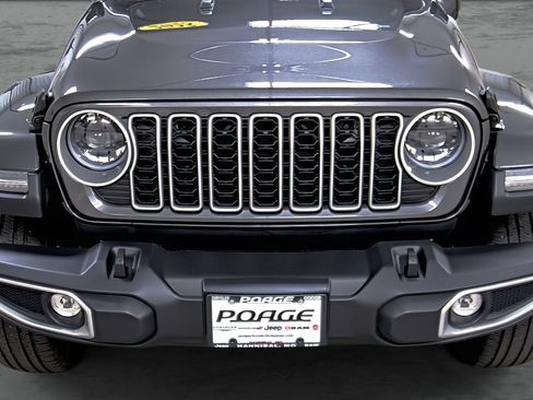 Used 2025 Jeep Wrangler Unlimited Sahara w/ Safety Group AWD/4WD image 16