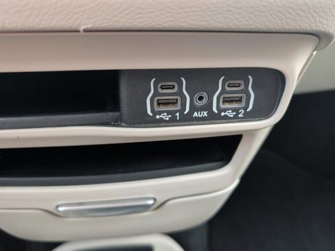 Used 2024 Chrysler Pacifica Touring-L image 33