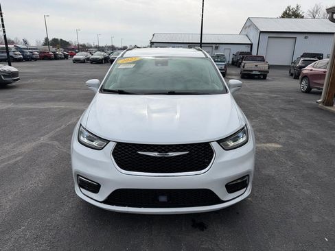 Used 2022 Chrysler Pacifica Touring-L image 10