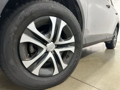 Used 2018 Toyota RAV4 LE FWD image 28
