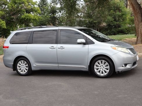 Used 2013 Toyota Sienna Limited w/ Premium Pkg AWD/4WD image 2