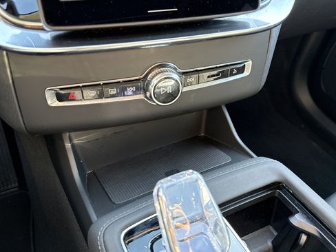 Used 2025 Volvo XC90 B6 Plus image 29