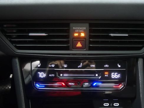 Used 2025 Volkswagen Jetta SE FWD image 22