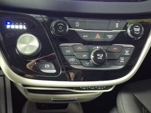 Used 2022 Chrysler Voyager LX image 17