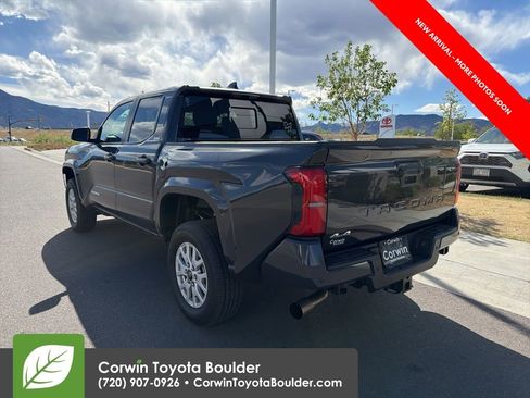 Used 2025 Toyota Tacoma SR5 AWD/4WD image 5