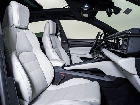 New 2025 Porsche Macan 4 Electric image 15