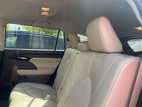 Used 2022 Toyota Highlander XLE image 18