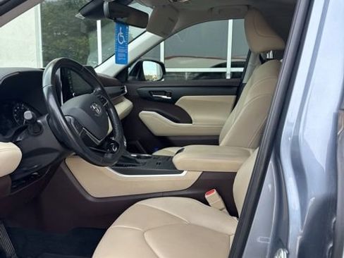 Used 2020 Toyota Highlander XLE FWD image 6