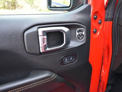 Used 2025 Jeep Wrangler Unlimited Sahara image 18