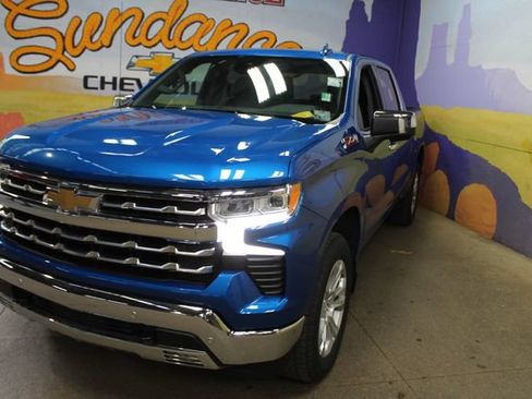 Used 2022 Chevrolet Silverado 1500 LTZ w/ Z71 Off-Road Package AWD/4WD image 4