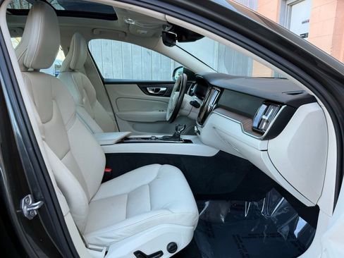 Used 2019 Volvo S60 T5 Momentum w/ Premium Package image 16