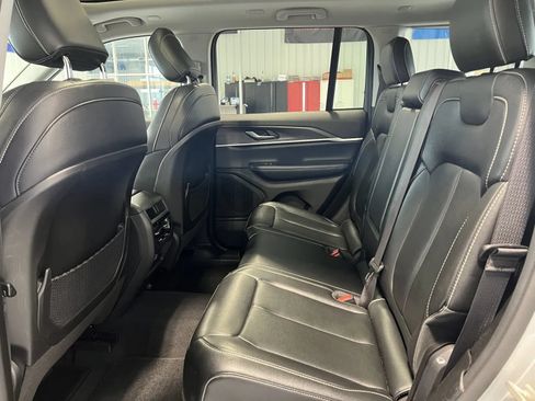 Used 2024 Jeep Grand Cherokee Limited AWD/4WD image 16