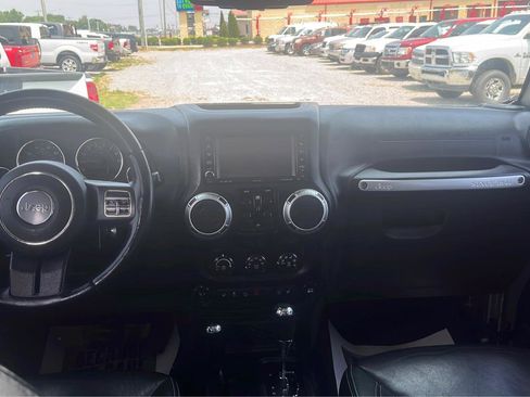 Used 2015 Jeep Wrangler Unlimited Sahara w/ Connectivity Group AWD/4WD image 18