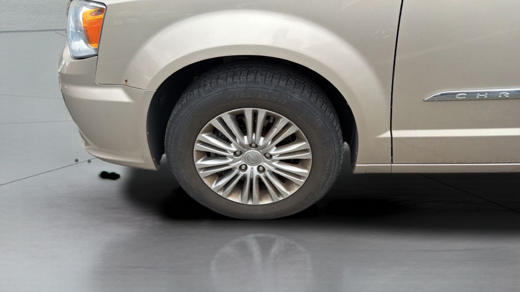 Used 2015 Chrysler Town & Country Touring-L w/ Driver Convenience Group FWD image 36