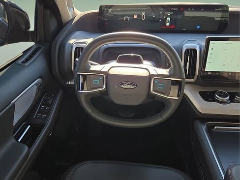 Used 2025 Ford Expedition Active image 19