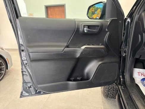 Used 2019 Toyota Tacoma TRD Off-Road w/ Technology Package image 14
