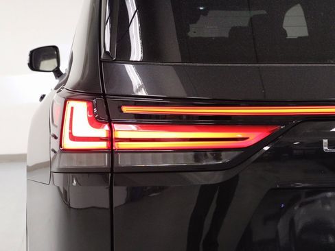Used 2025 Lexus LX 700h Luxury image 11