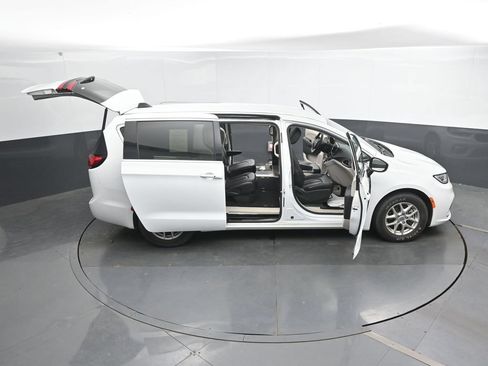 Used 2023 Chrysler Pacifica Touring-L FWD image 51