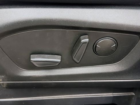 Used 2020 Ford Explorer XLT w/ Equipment Group 202A AWD/4WD image 40