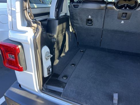 Used 2020 Jeep Wrangler Unlimited Sahara image 36