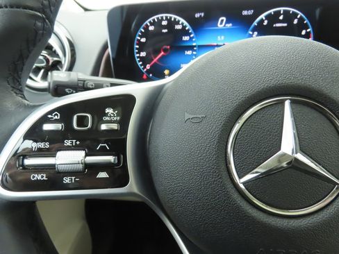 Certified 2022 Mercedes-Benz GLB 250 4MATIC image 11