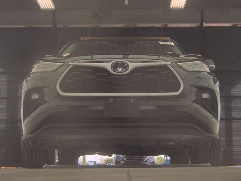 Used 2025 Toyota Highlander LE image 4