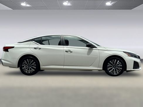 Used 2025 Nissan Altima 2.5 SV FWD image 8