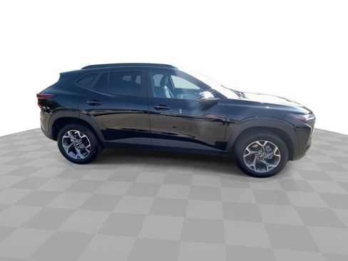 Used 2025 Chevrolet Trax LT w/ LT Convenience Package FWD image 3