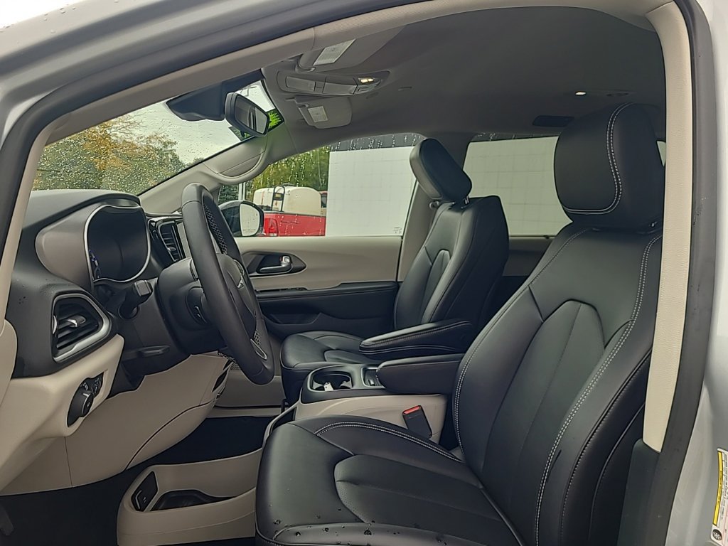 Used 2024 Chrysler Pacifica Touring-L FWD image 10