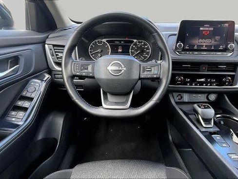 Certified 2025 Nissan Rogue SV FWD image 6