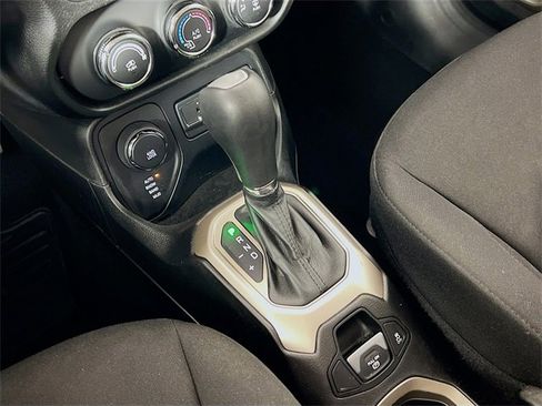 Used 2017 Jeep Renegade Latitude image 21