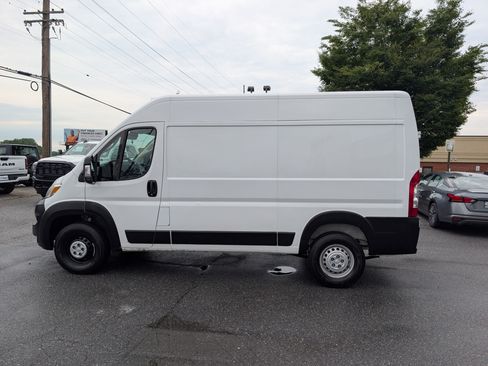 Used 2024 RAM ProMaster 2500 w/ Convenience Group FWD image 2