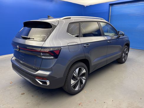 New 2026 Volkswagen Taos SE image 7