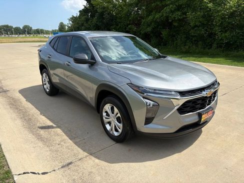 Used 2024 Chevrolet Trax LS FWD image 11