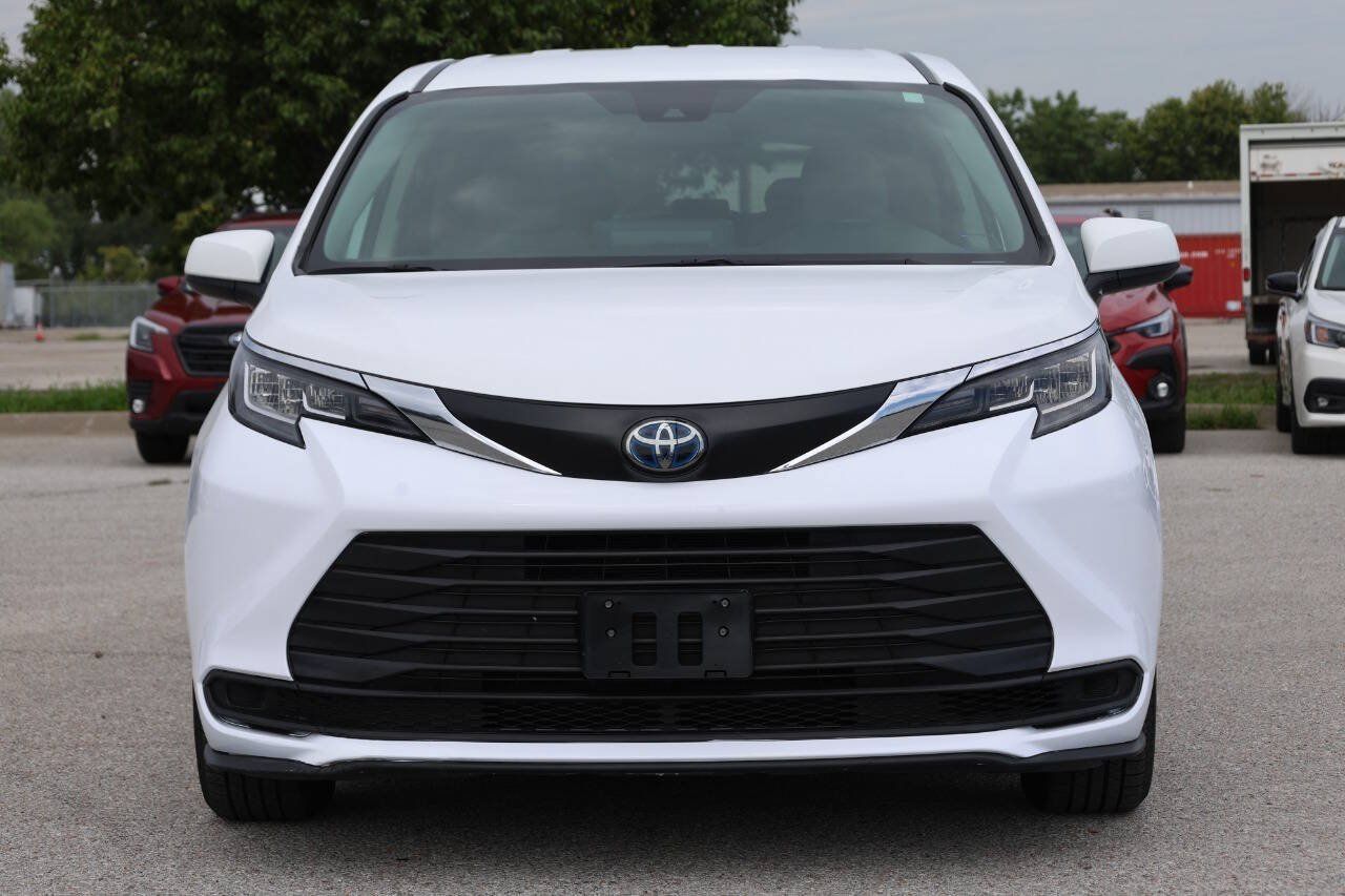 Used 2022 Toyota Sienna LE FWD image 2