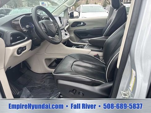Used 2023 Chrysler Pacifica Limited FWD image 19