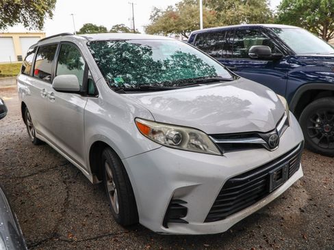 Used 2018 Toyota Sienna LE image 4