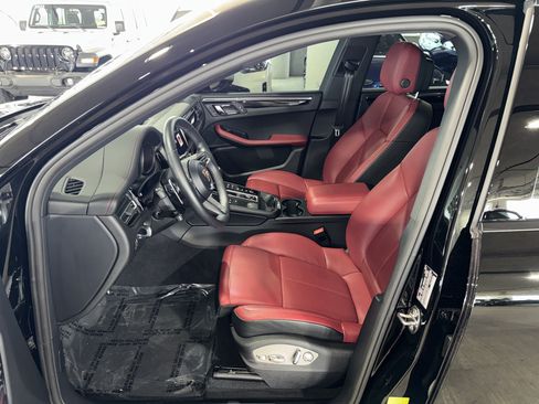 Used 2025 Porsche Macan AWD/4WD image 20